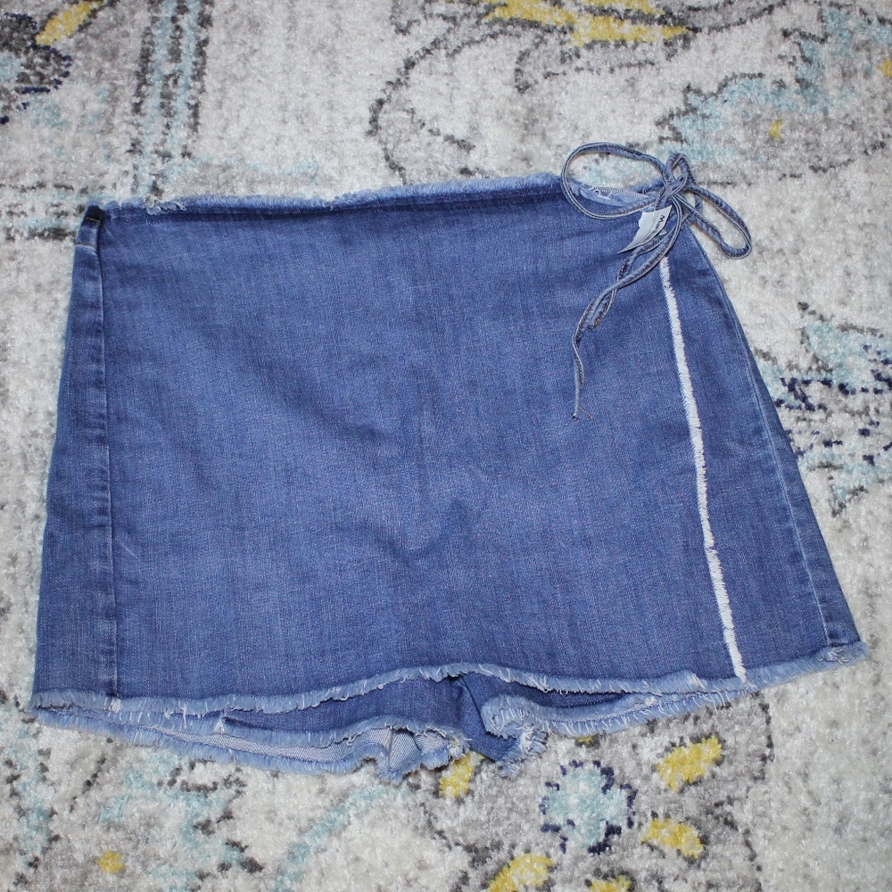 Light-medium denim jean frayed SKORT with button and side tie closure